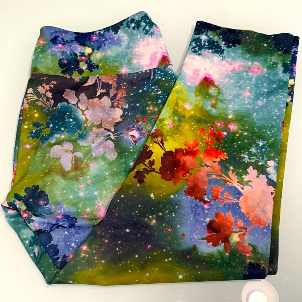 ONZIE capri workout leggings.